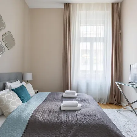 Lovely 2-Bedroom Apartment At The Vaci Street Budapest Exterior photo